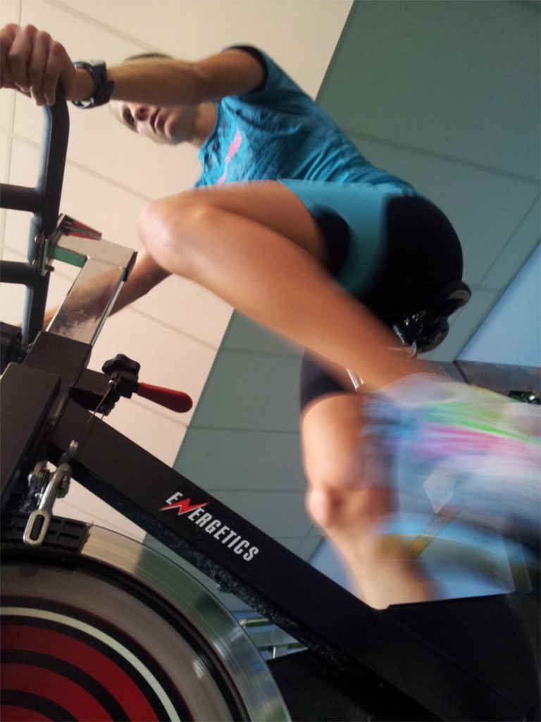 Entrenamiento alternativo Cristina Jordán entrenando en bicicleta de spinning